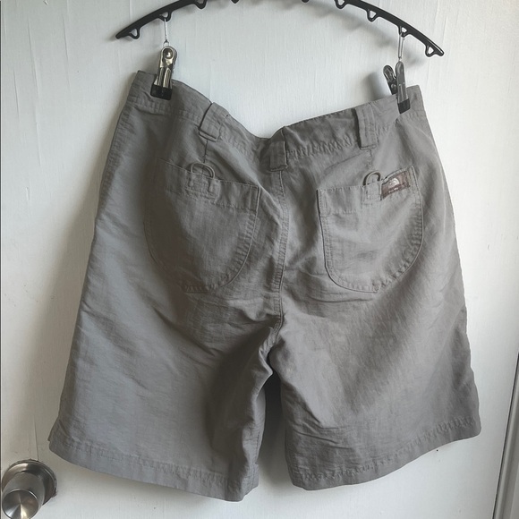 The North Face Men's Light Gray Flat Front Shorts Size 6 - Picture 7 of 7